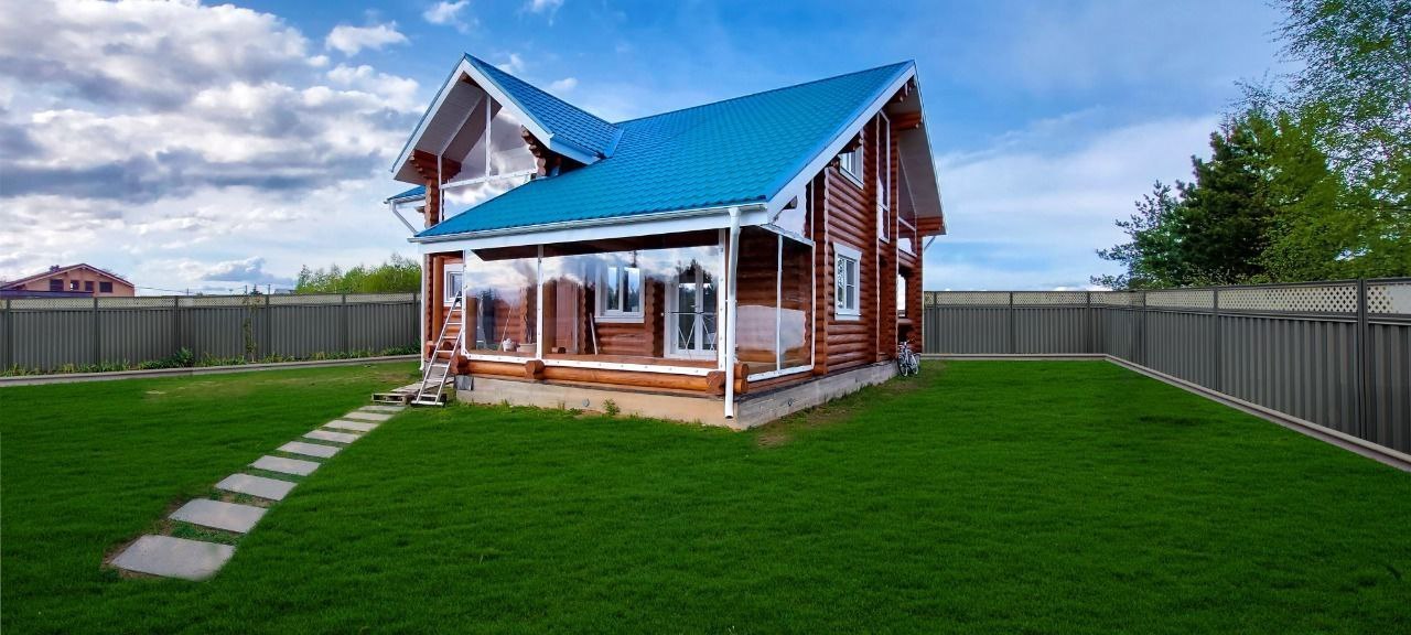 Мягкие окна на веранде загородного дома в Северном